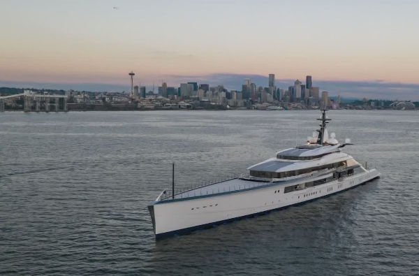 Jerry Jones Yacht 02