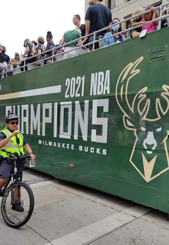Milwaukee Bucks Championship Parade 01