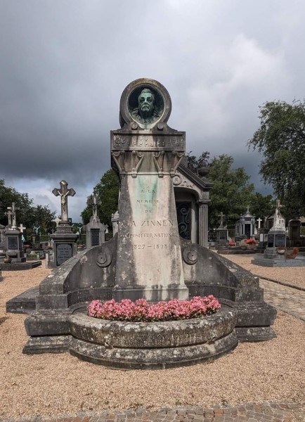 Lux Grave Zinnen 09-Aug