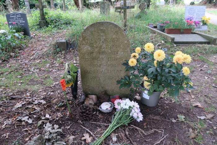 Nick Drake Grave 01