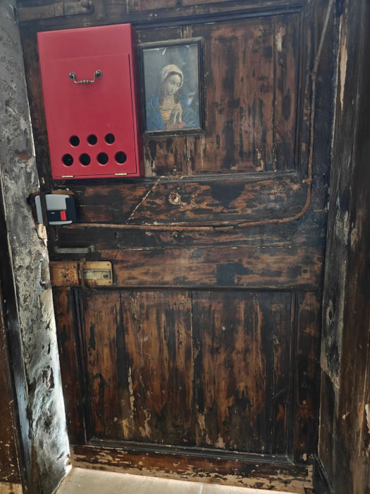 Venice Airbnb Door 122744 09-Dec-2024