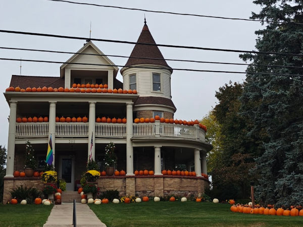Huggy: Sun Prairie Pumpkins