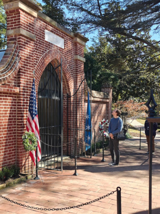 George and Martha Washington Tomb 01